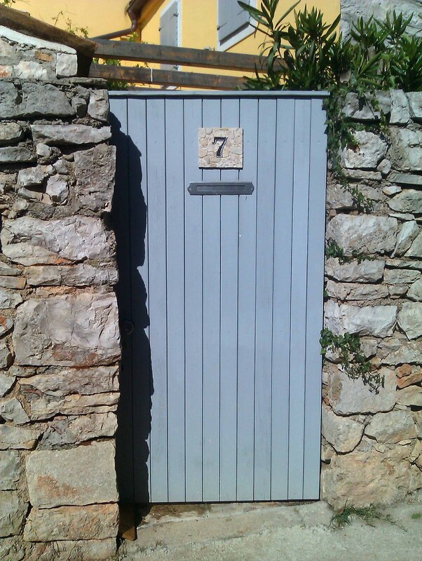 Postavitev unikatne hišne številke - tablice na vratih.